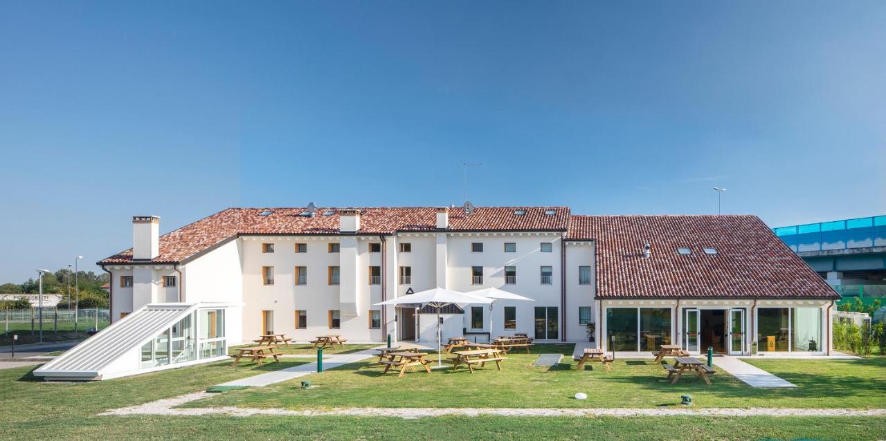 Nomad Hostel *